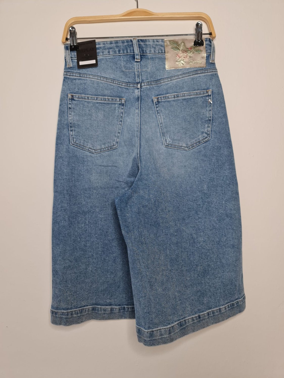 náhled Módní jeans bermudy Replay WA459