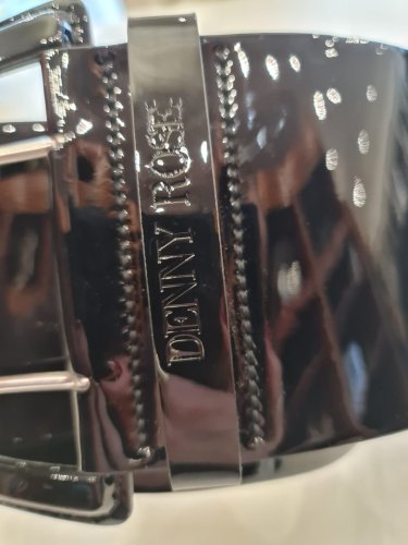 detail Módní pásek Denny Rose ledvinový