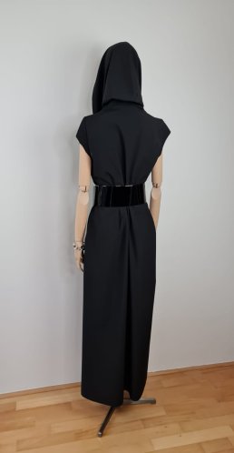 detail Módní večerní dlouhé šaty s broží