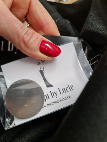 detail Módní večerní dlouhé šaty s broží