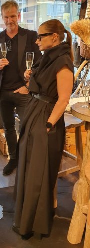 detail Módní večerní dlouhé šaty s broží