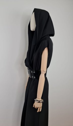 detail Módní večerní dlouhé šaty s broží