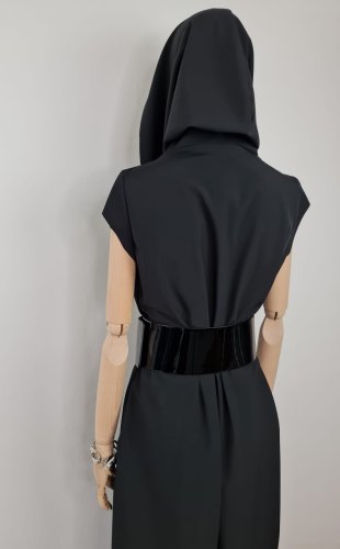 detail Módní večerní dlouhé šaty s broží