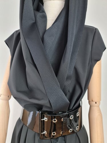 detail Módní večerní dlouhé šaty s broží