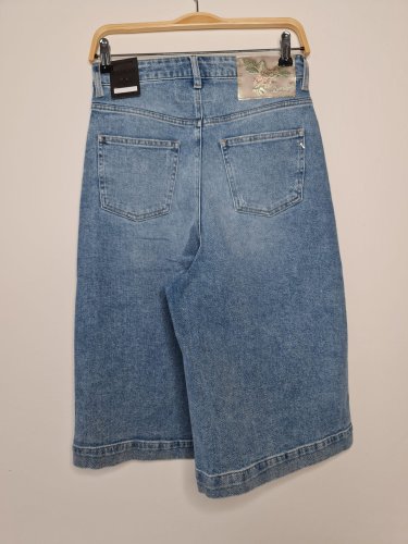 detail Módní jeans bermudy Replay WA459