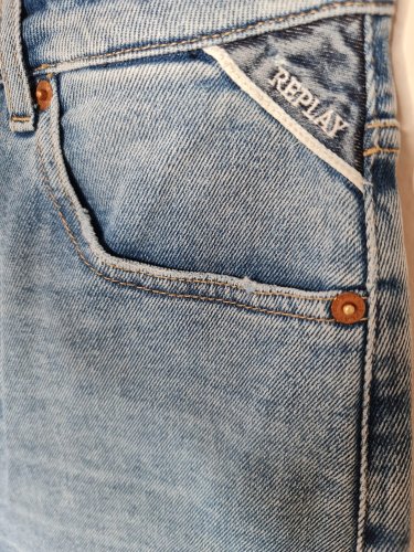 detail Módní jeans bermudy Replay WA459