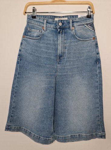 Módní jeans bermudy Replay WA459